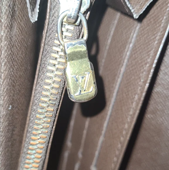 Emt$250Louis Vuitton Damier Ebene Sarah wallet, with D hooks attached - Picture 6 of 12